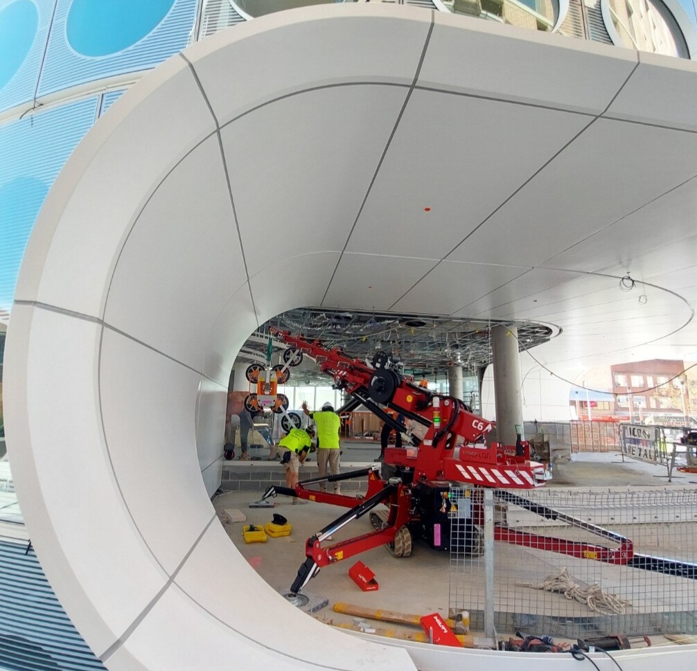 Hoeflon C6 crane easily fits in tight spaces on constructions sites in Sydney, NSW.
